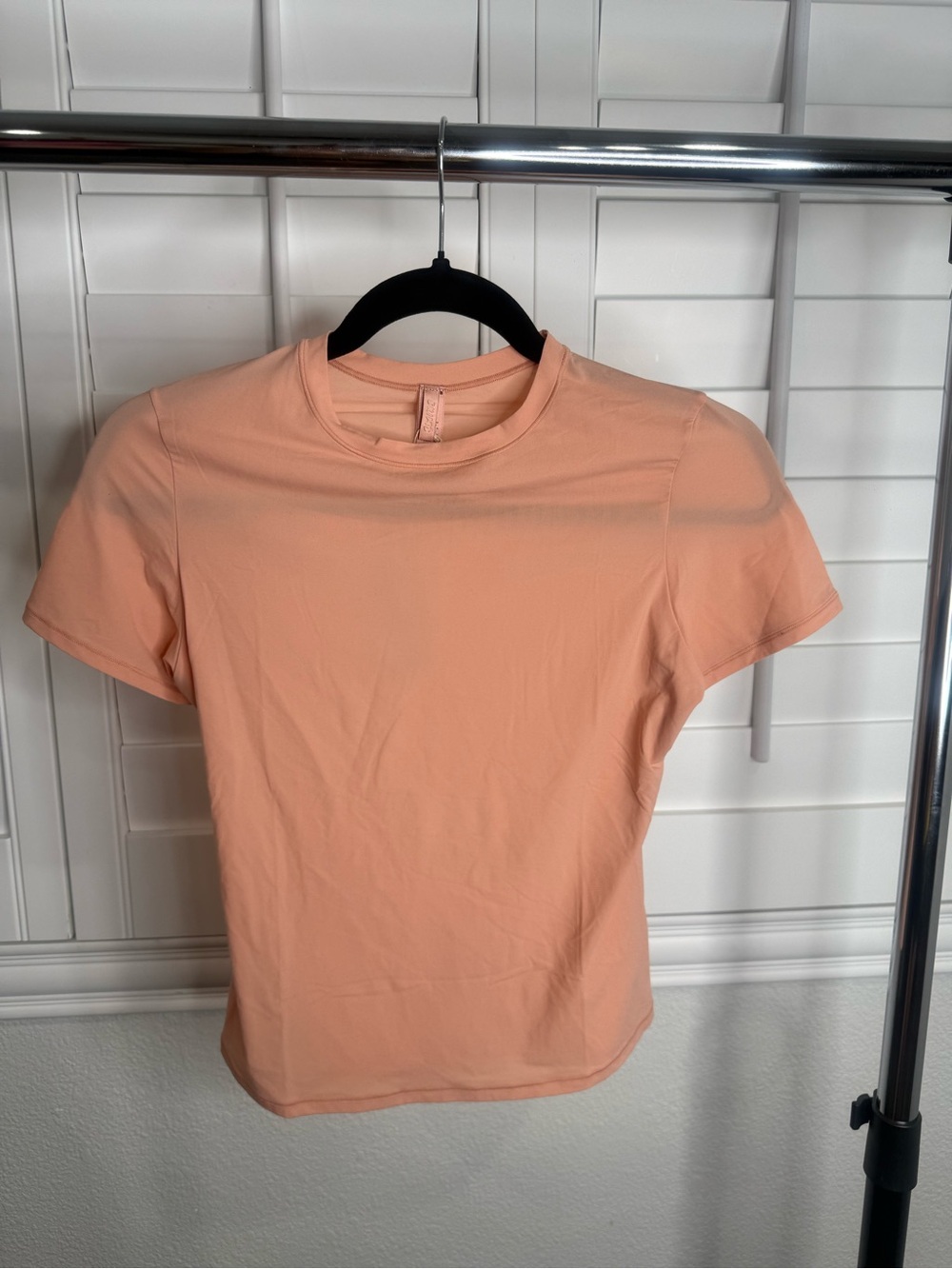 SKIMS Short Sleeve Crewneck Tee in Peach